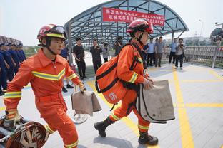 马德兴：国足将训练场地更换至一社区足球场，距离更近条件略好