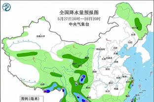 不满德国足协新投资者协议，多特球迷往场内扔杂物抗议